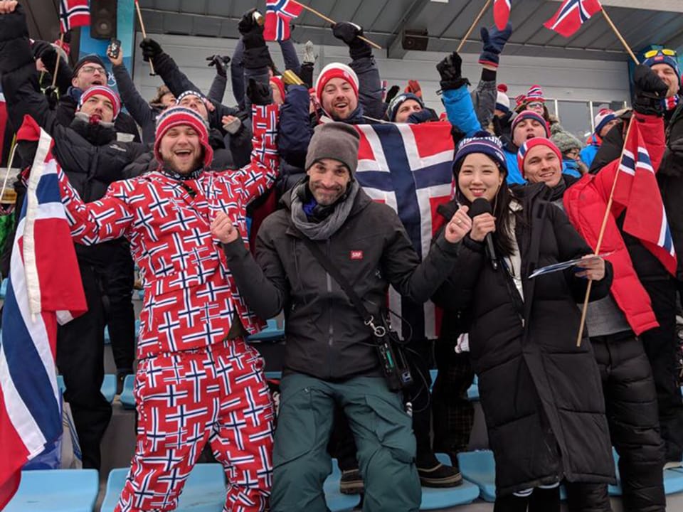 Philippe Gerber feiert mit norwegischen Fans. 