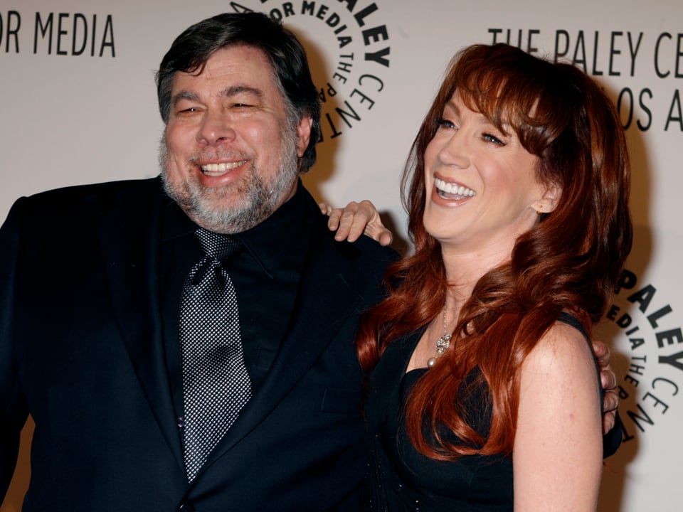 Protrait Steve Wozniak und Kathy Griffin, beide lachen fröhlich.