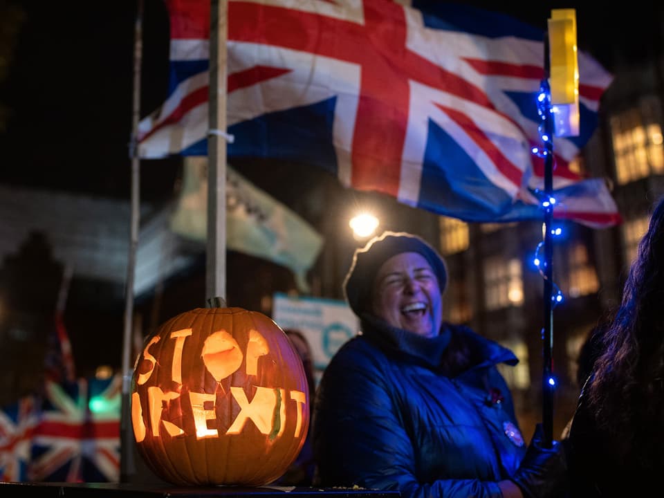 Frau mit Kürbis, in den "Stop Brexit" eingeschnitzt ist