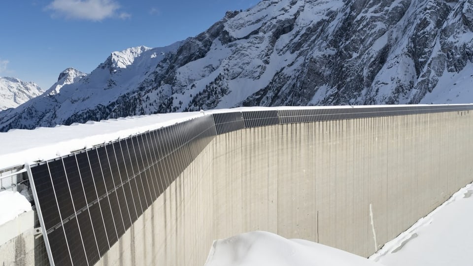 Albigna-Staumauer mit Solaranlage