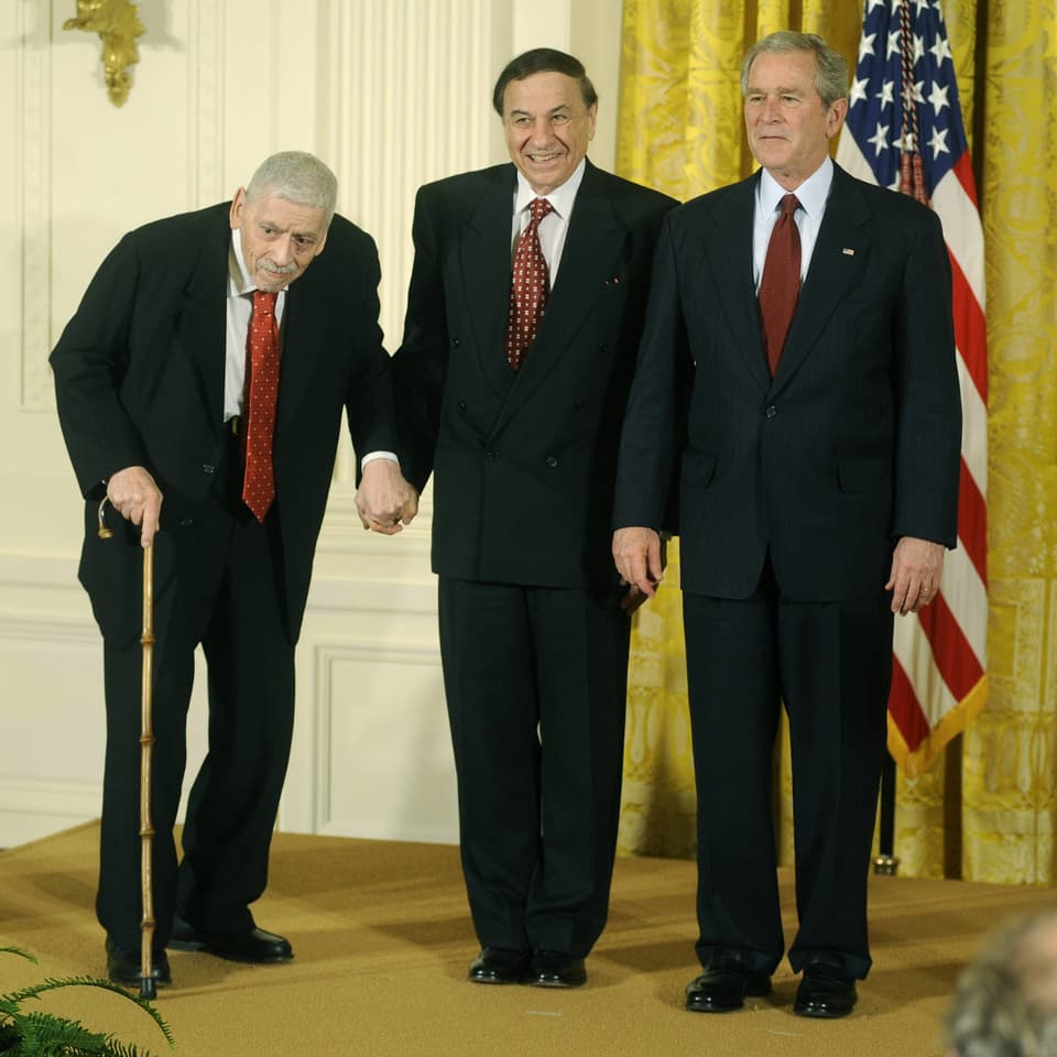 Die Sherman Brüder und Präsident Bush posieren gemeinsam für die Kamera