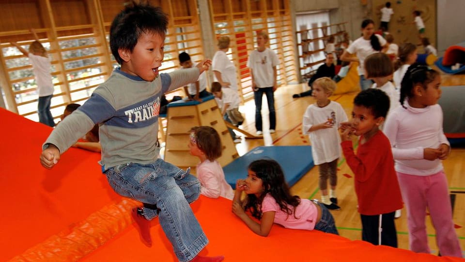 Kinder in Turnhalle 