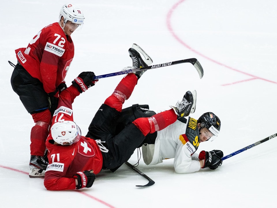 Schweizer fällt über deutschen Spieler.