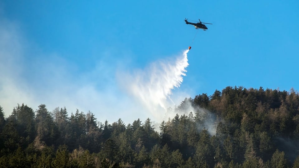 Ein Löschhelikopter im Einsatz.