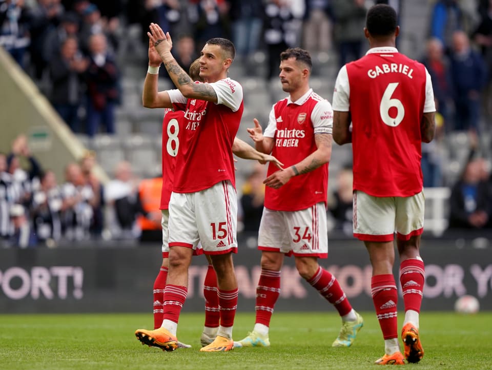 Die Arsenal-Spieler feiern den Sieg gegen Newcastle.
