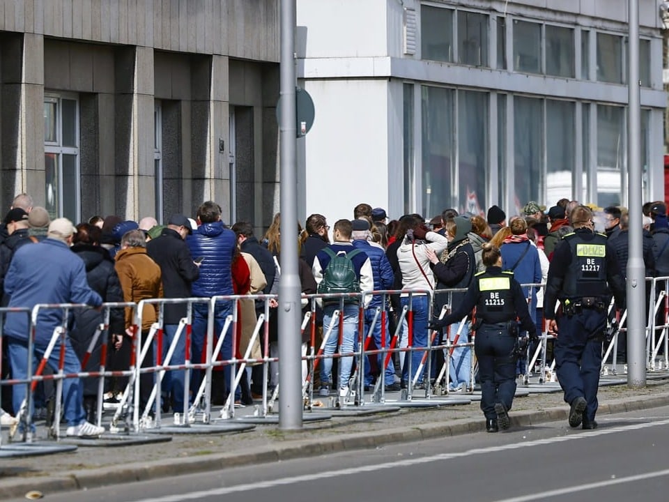 Menschenmenge vor russischem Konsulat.