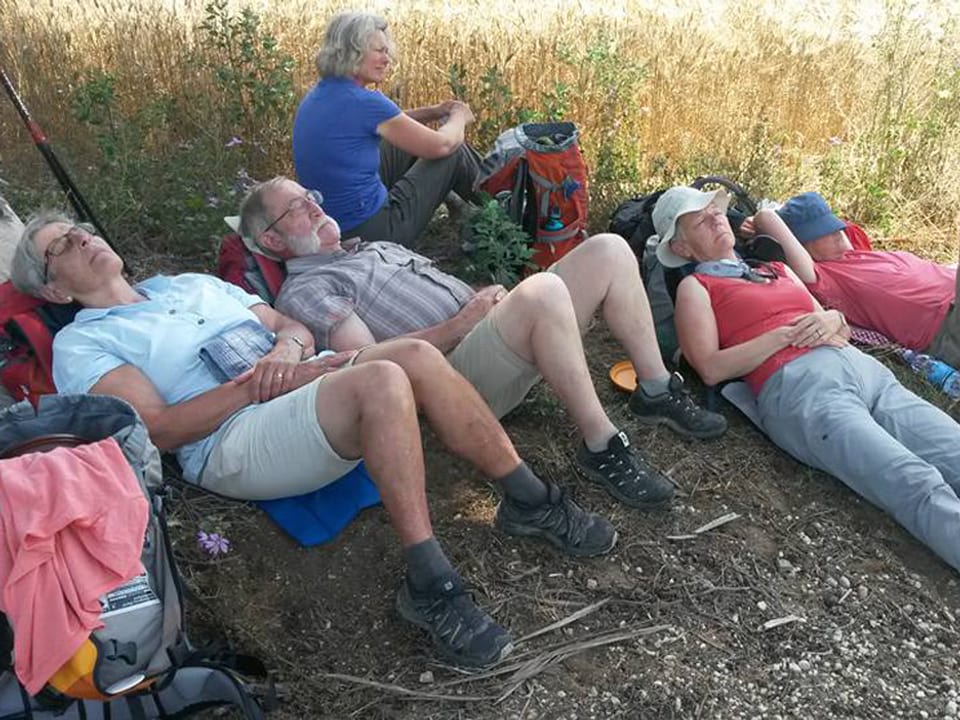 Die Pilger machen eine Pause und schlafen im Schatten.