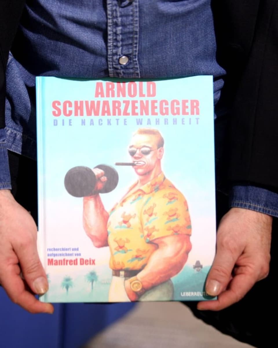 Foto Buchcover. Gezeichneter muskulöser Mann mit Hantel, Sonnenbrille und Zigarre.
