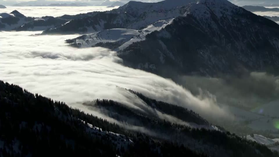 Der Südwind Berge mit einer Wolkendecke.