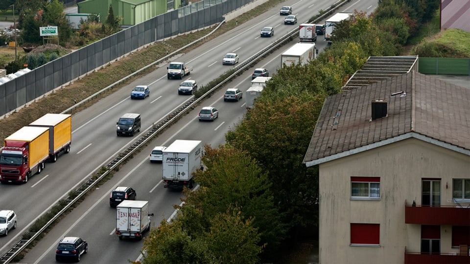 Autobahnstück im Mittelland, das nahe an Wohnbauten vorbeiführt.