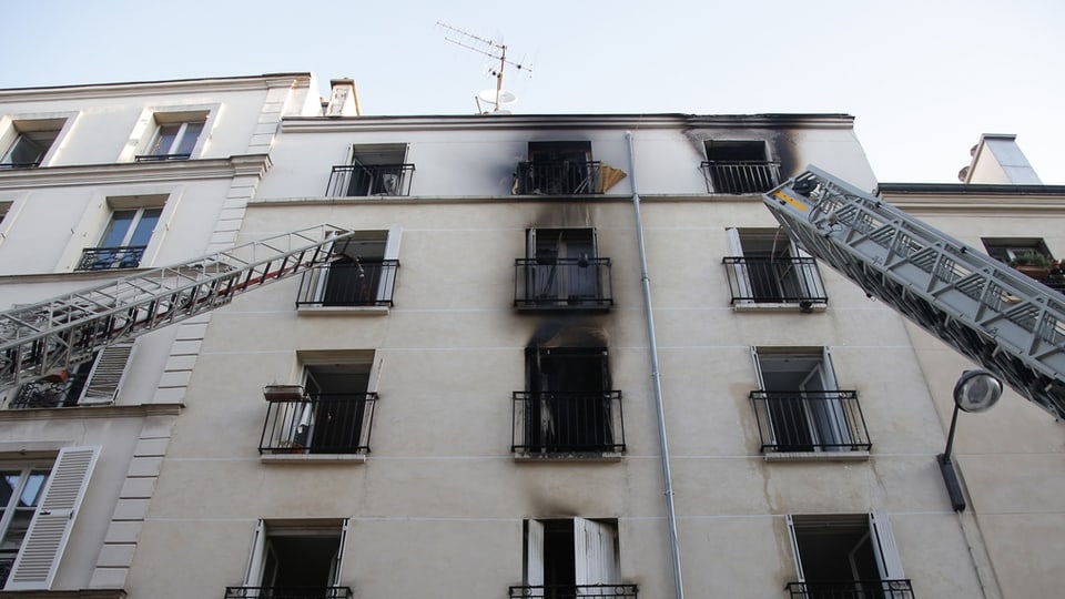 Aussenansicht eines ausgebrannten Wohnhauses in Paris