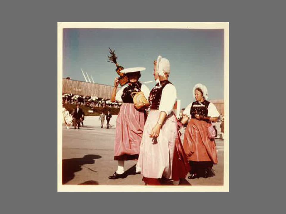 Drei Trachtenfrauen in einer Aufnahme aus den 60er-Jahren.