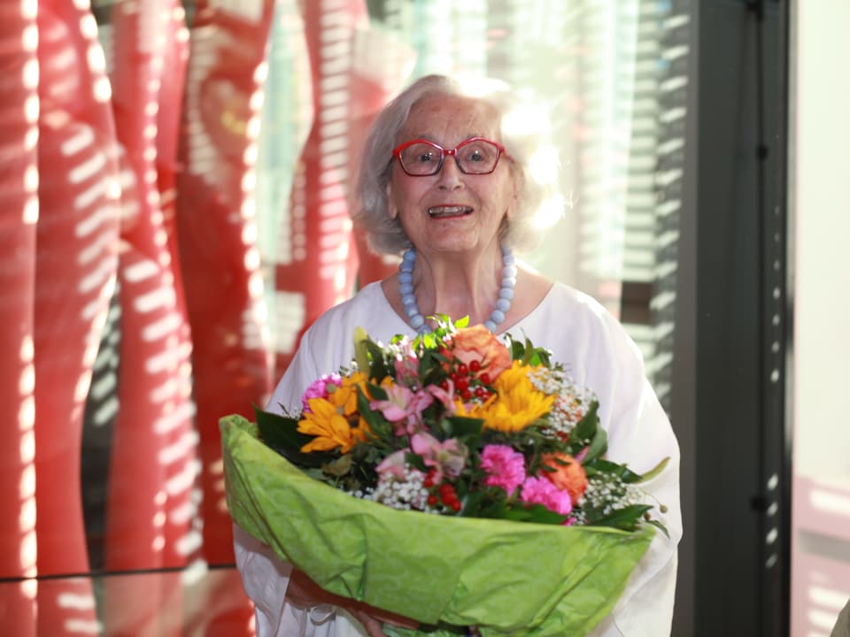 Elisabeth Schnell mit Blumen