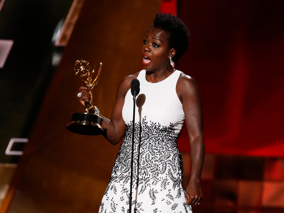 Viola Davis hält ihren eben gewonnenen Emmy in der rechten Hand und spricht ihre Dankesworte ins Mikrophon.