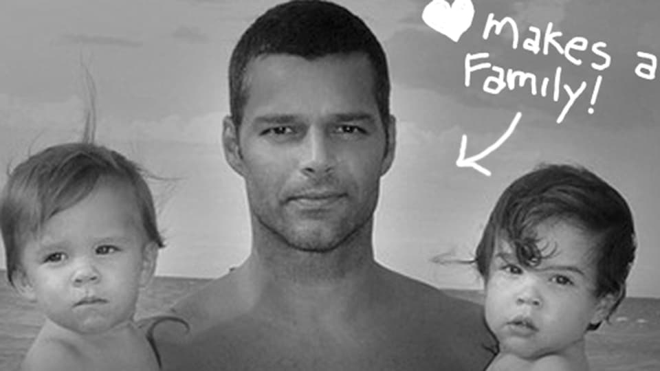 Ricky Martin mit seinen beiden Söhnen auf dem Arm (Bild in Schwarzweiss).