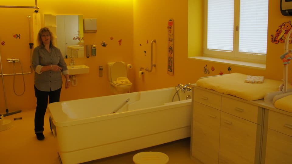 Gruppenleiterin Brigitte Bieber präsentiert eines der zwei Badezimmer.