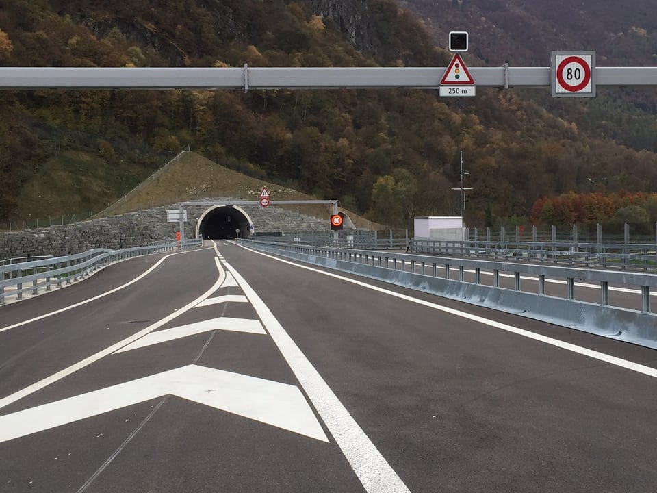 Autobahn und Tunnel