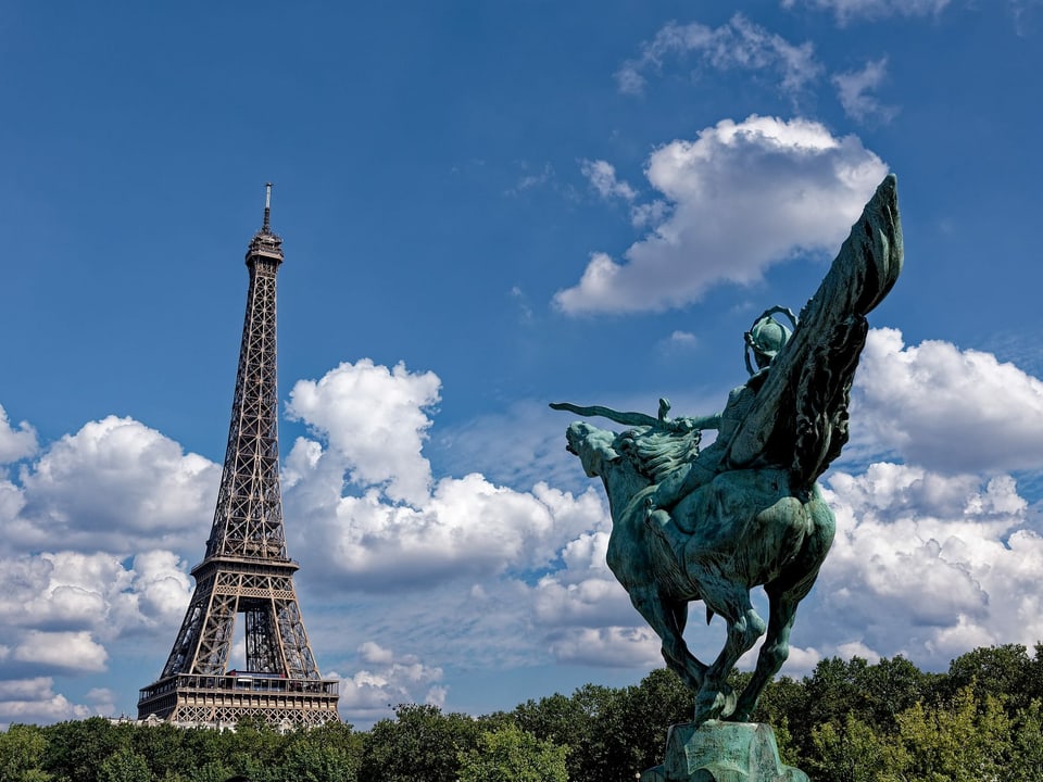 Eiffelturm und Statue.