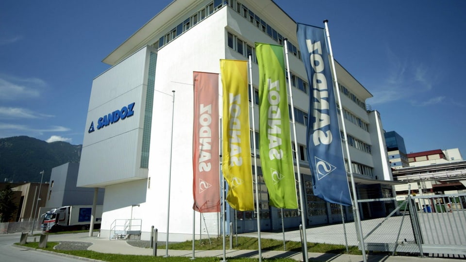 Firmengebäude mit Flaggen «Sandoz».