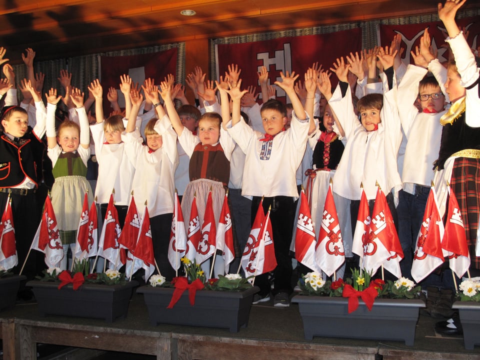 Kinder singen in Tracht Obwaldner Volkslieder.
