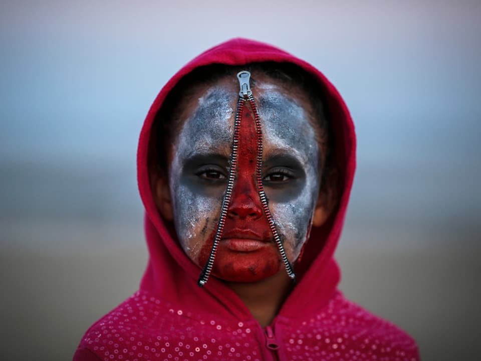 Portrait eines Zombiemädchens mit Reissverschluss im Gesicht.