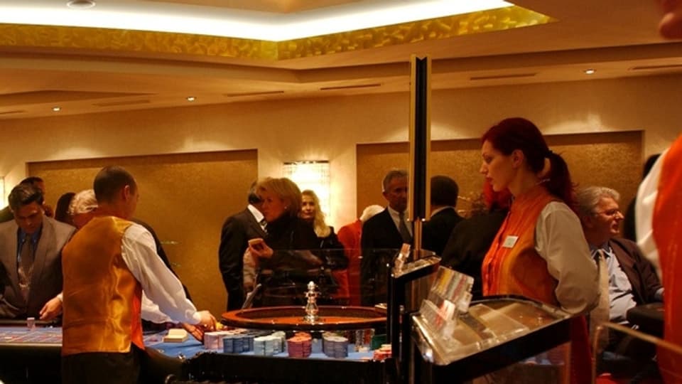 Croupiers bei der Arbeit im Casino St.Gallen. 