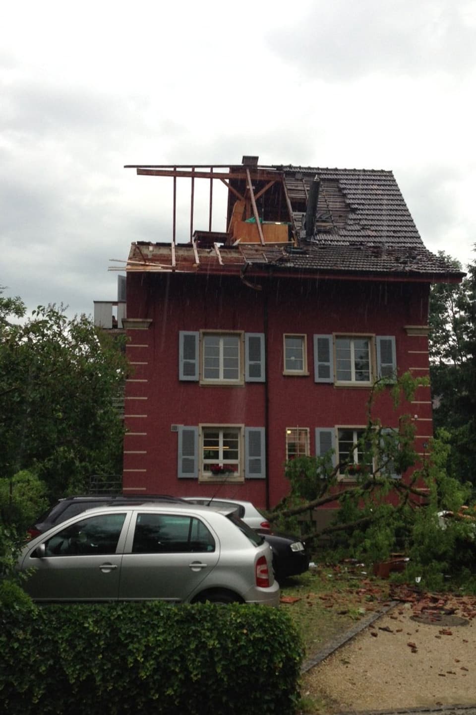 Zerstörtes Dach eines Einfamilienhauses