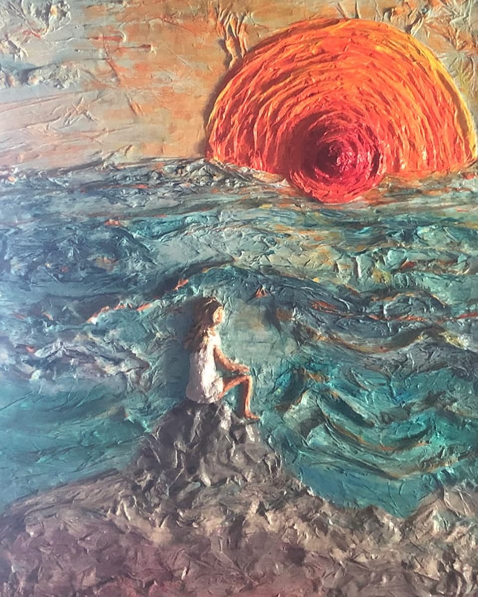 Ein Ölgemälde mit einem Mädchen, das auf das Meer und die Sonne blickt.