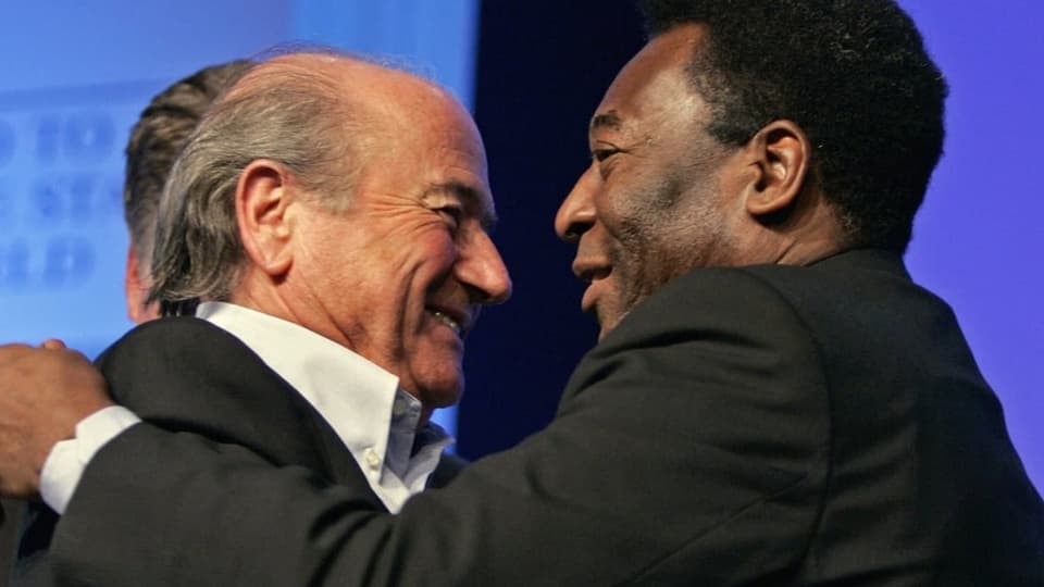 Sepp Blatter und Pelé umarmen sich.