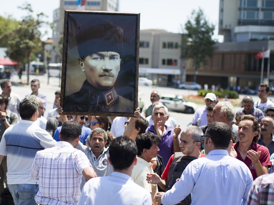 Ein Demonstrant hält ein Bild von Atatürk