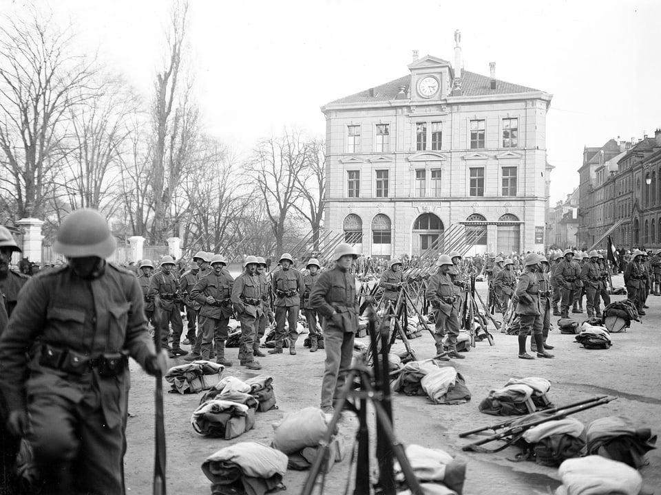 Truppen auf dem Waisenhausplatz während des Landesstreiks.