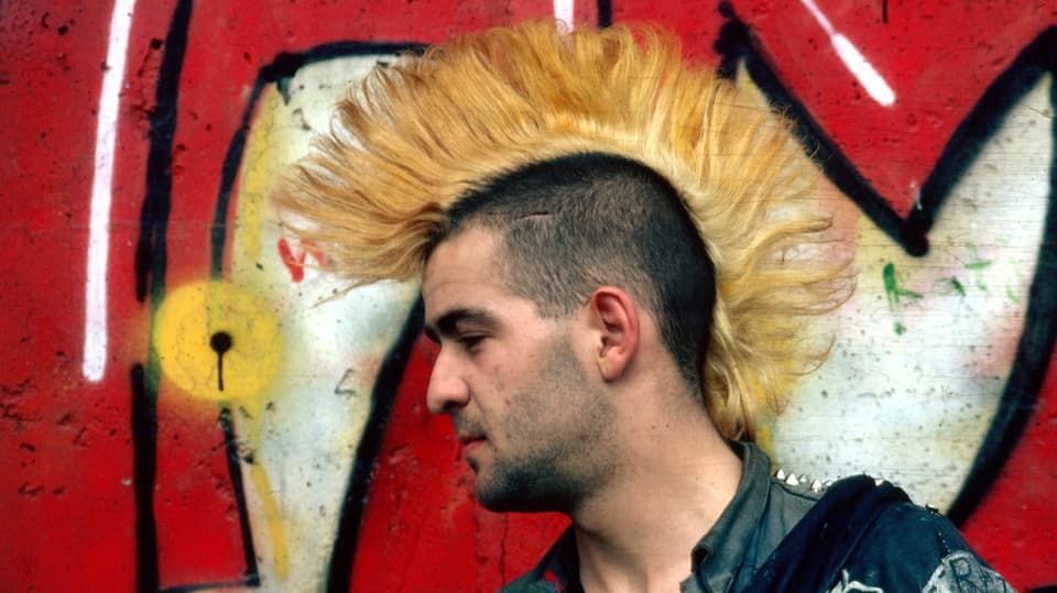 Iro muss sein: ein blondierter Punk in Westberlin, 1984.