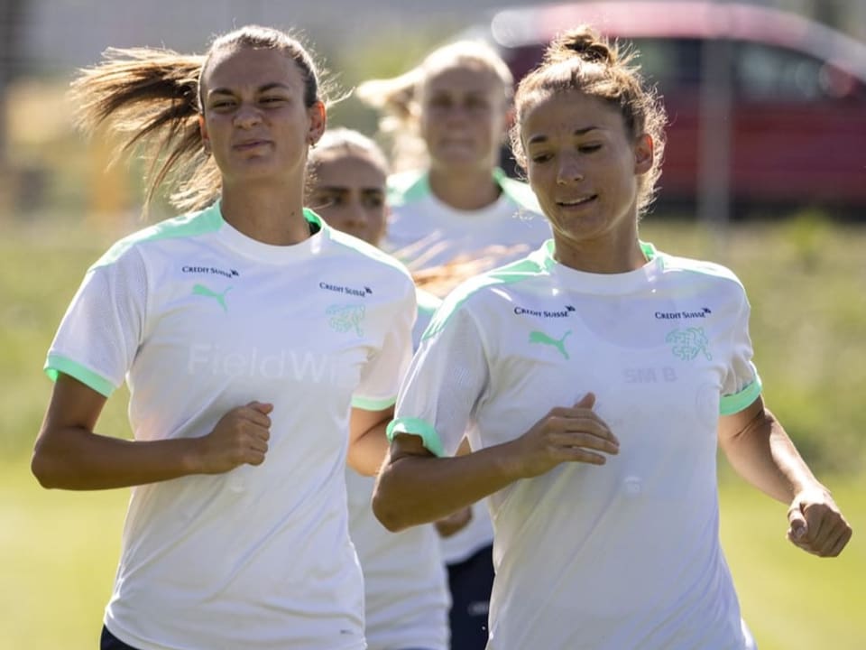 Führt sie anstelle von Lia Wälti Regie? Sandy Maendly und Riola Xhemaili im Training der Schweizer Nationalmannschaft