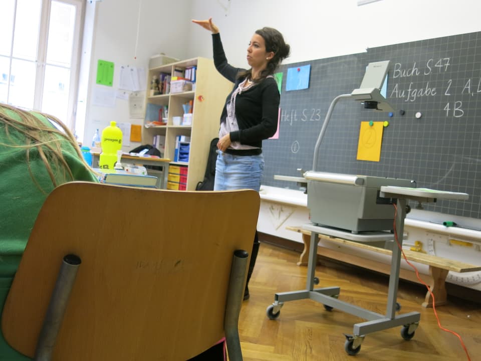 «Filière Bilingue»-Lehrerin Michèle Blanchard spricht zu deutsch- und französischsprachigen Schülern - auf deutsch. 