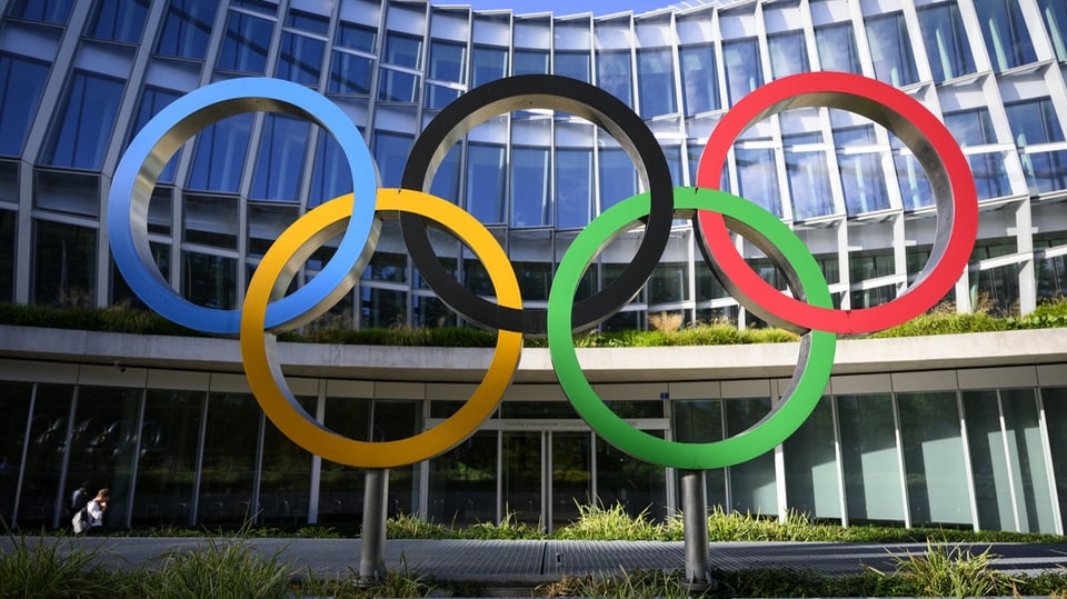 Die fünf olympischen Ringe vor dem Olympischen Museum in Lausanne