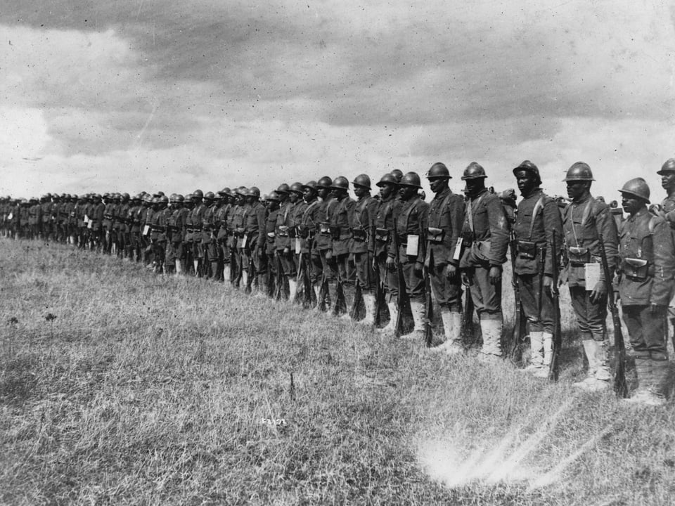 Schwarze Soldaten stehen in einer Reihe.