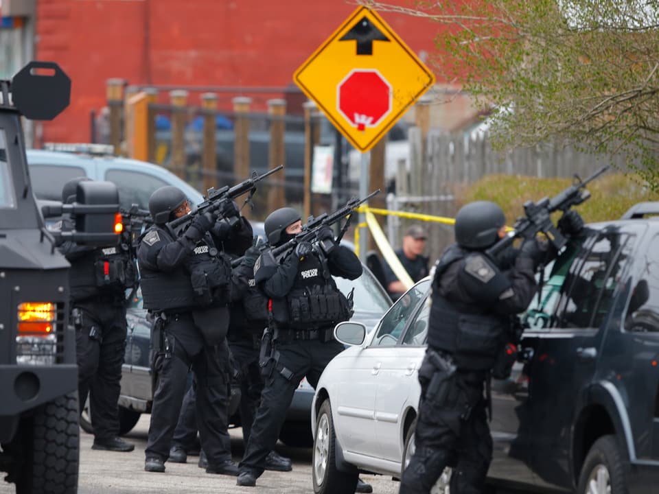 Spezialeinheiten der Polizei mit gezogenen Waffen