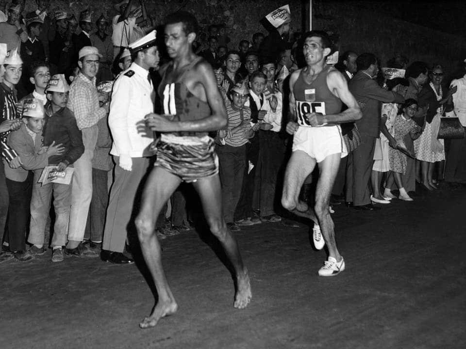 Abebe Bikila läuft den Marathon ohne Schuhe.