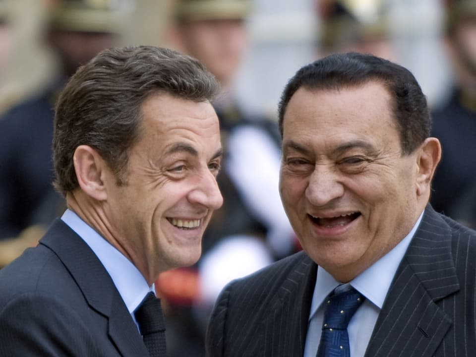 Mubarak und Sarkozy lachend im Gespräch.