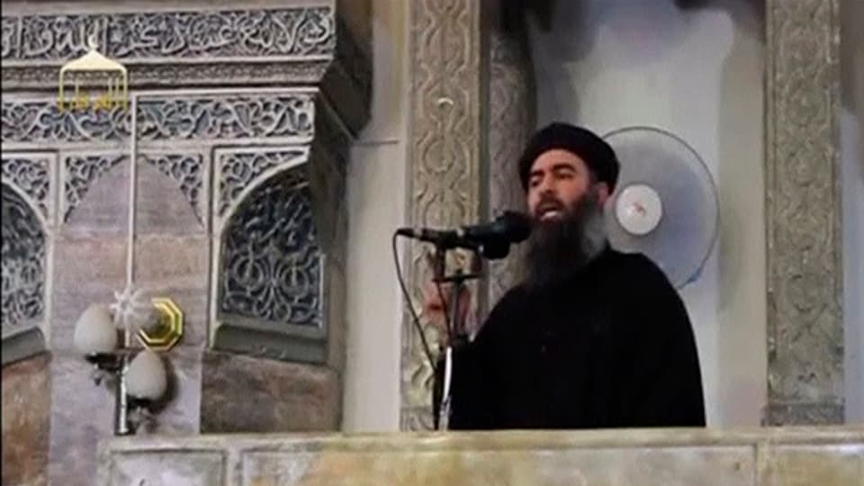 Abu Bakr al-Baghdadi, der mutmassliche Anführer der Terrororganisation Islamischer Staat, spricht von einer Kanzel herab.