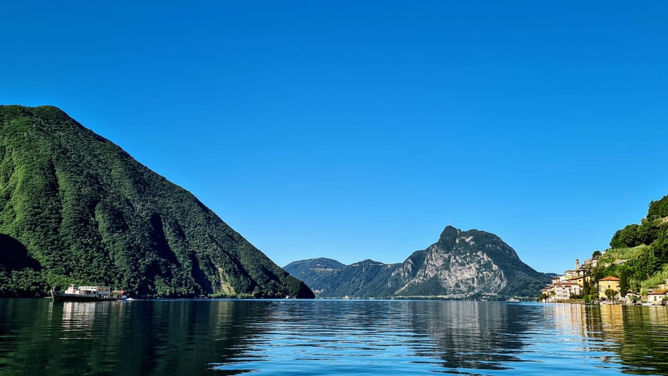 Blick über den wolkenlosen Luganersee von Gandria zum San Salvatore.