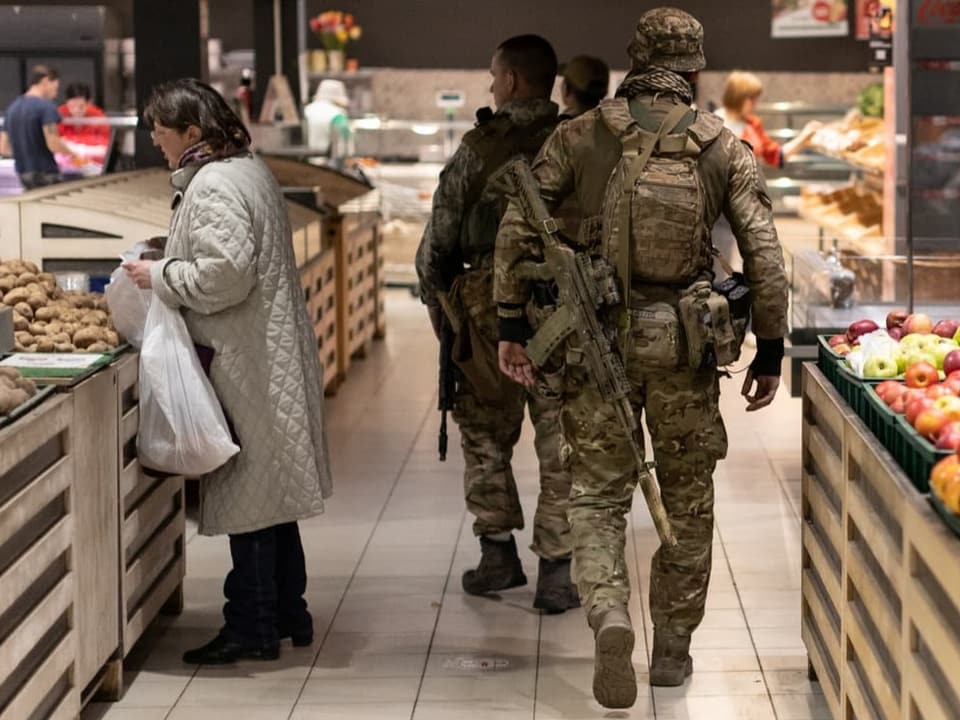 Ukrainische Soldaten in einem Supermarkt in Kramatorsk, Region Donezk (29. April 2022).