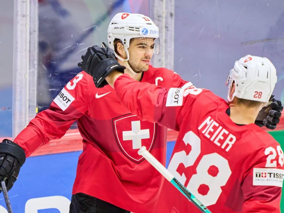 Nico Hischier jubelt mit Timo Meier