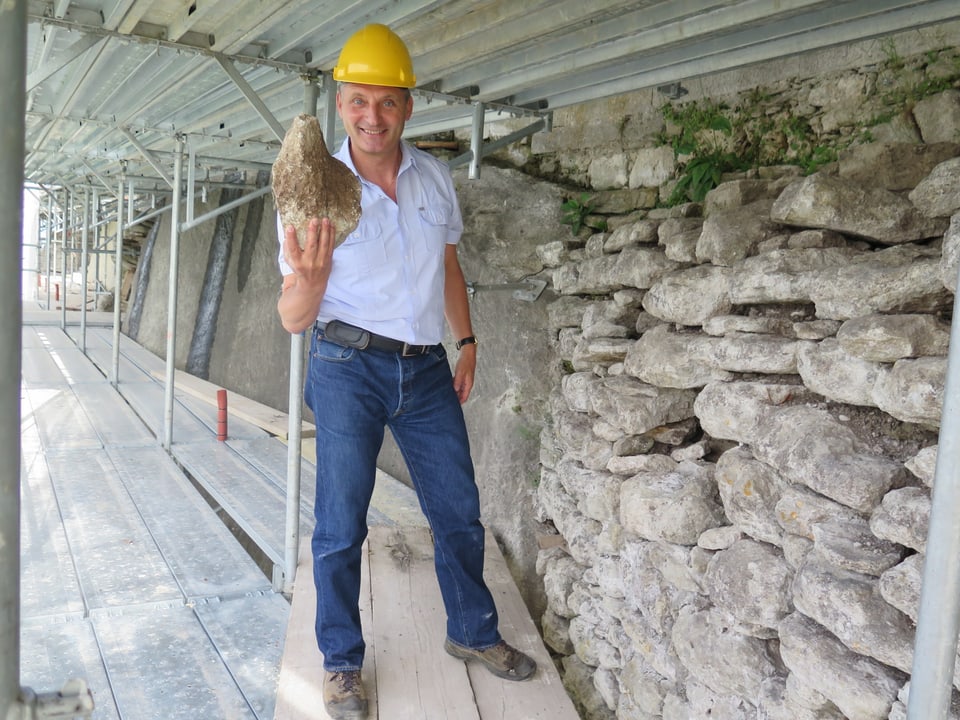Rainer Kaufmann leitet die Sanierung der Schlossmauer auf dem Schloss Lenzburg. Er hat schon viel Erfahrung mit der Sanierung von altem Mauerwerk und Natursteinmauern.