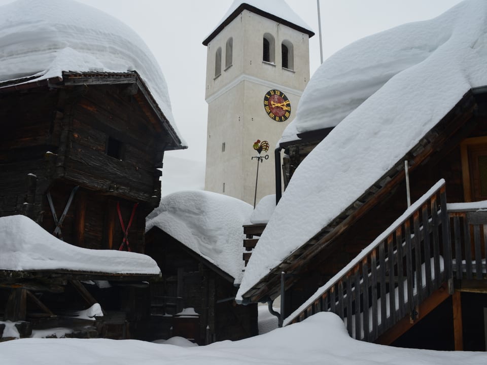 Kirche und Holzhäuser in Bellwald sind erneut dick eingescheit.