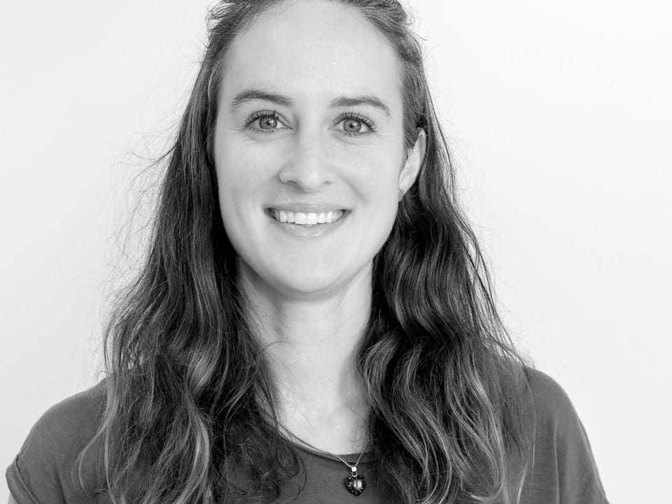 Schwarzweiss-Portrait von Romana Kayser.