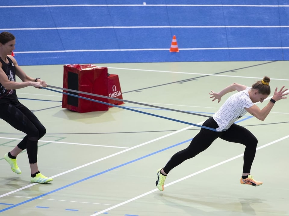 Ajla Del Ponte wird im Training mit einem Gummizug zurückgehalten.