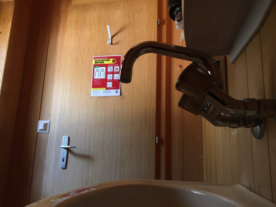 Corona Verhaltensregeln in der öffentlichen Toilette in Abländschen.