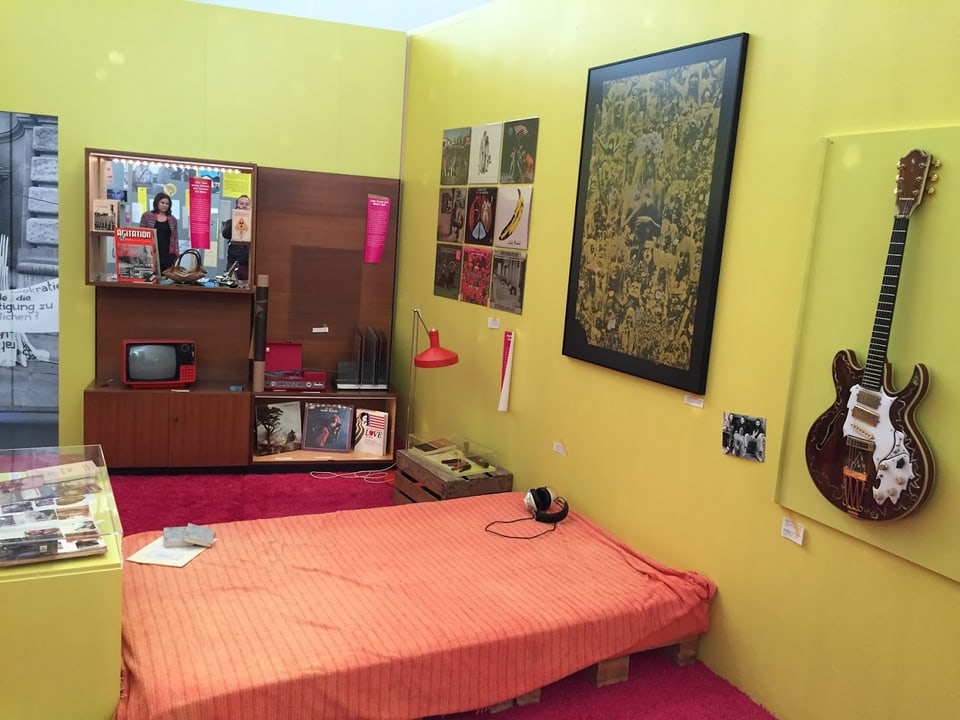 Ein farbiges Teenager-Zimmer aus den 60er Jahren.