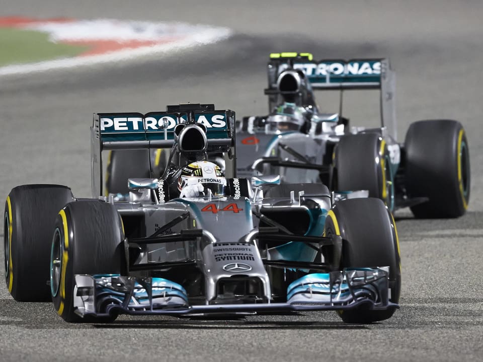 Lewis Hamilton führt vor Nico Rosberg beim GP von Bahrain 2014.